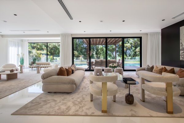 Villa The Lakes - picture 1