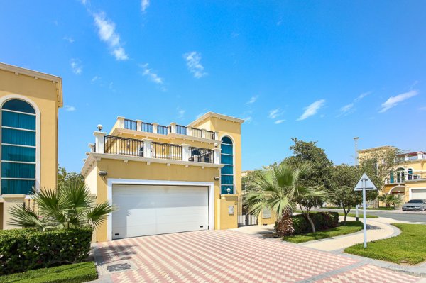 4 Bedroom Villa for Sale in... - picture 1