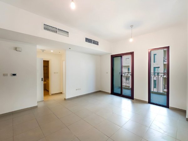 Apartment Town Square - picture 2