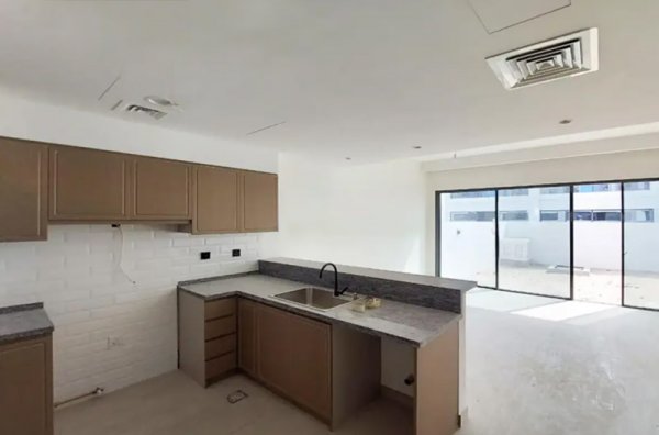 4 Bedroom Townhouse for Sale... - picture 3