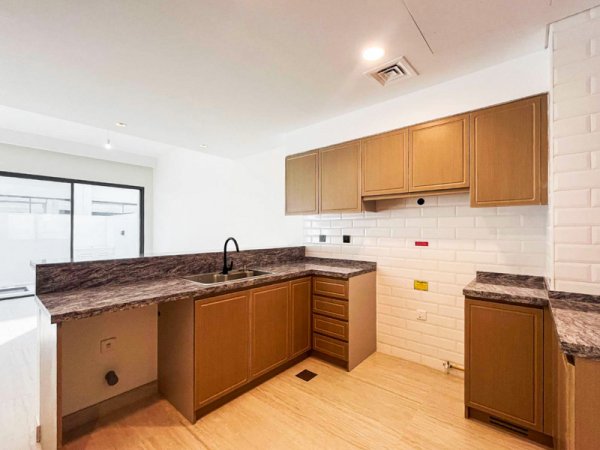 5 Bedroom Townhouse for Sale... - picture 5