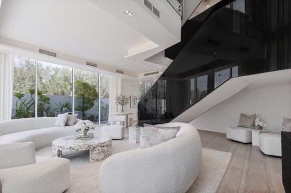 4 Bedroom Villa for Sale in... - picture 2