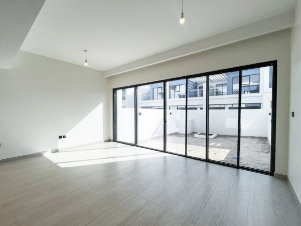 Villa Damac Lagoons - picture 2