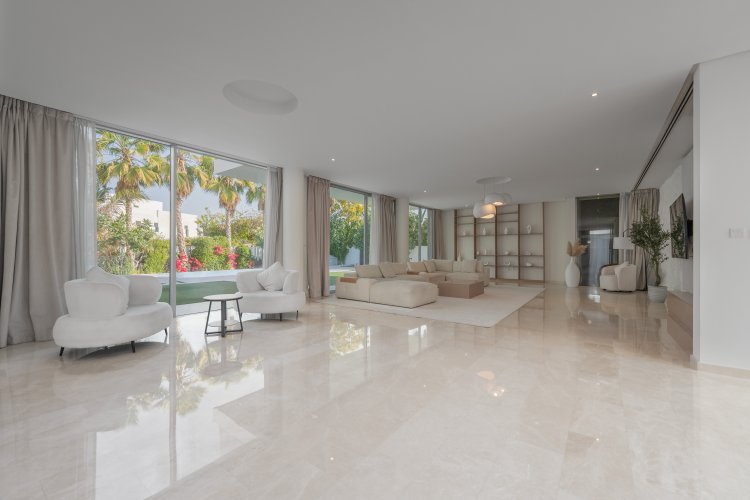 6 Bedroom Villa to rent in - picture 2