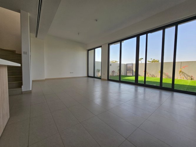 3 Bedroom Townhouse to rent in - picture 2