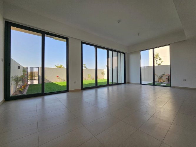 3 Bedroom Townhouse to rent in - picture 1